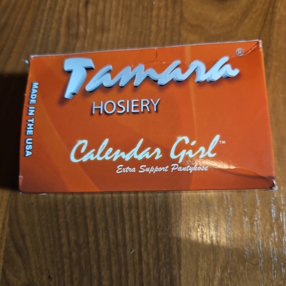 New In Box Hooters Pantyhose Open Toe Silk Plus Lt.  Suntan B  5-5"5 95-120 lbs - Picture 5 of 7